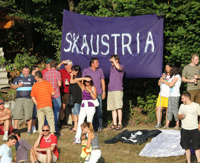 Viele violette Fans kamen zum ersten Pflichtspiel nach Maria Saal.