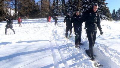 Spieler und Betreuer der Austria beim Schneeschuh-Wandern.