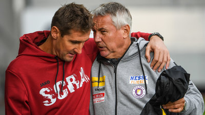 Altachs Trainer Miroslav Klose mit Austria-Coach Peter Pacult