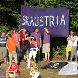 Viele violette Fans kamen zum ersten Pflichtspiel nach Maria Saal.