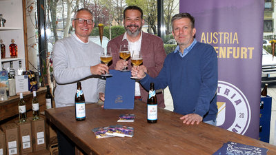 Die Austria-Geschäftsführer Harald Gärtner (l.) und Matthias Imhof (r.) mit Hirter-Chef Niki Riegler.