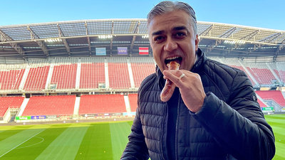 Serhan Güven von Vivamayr genießt die Bratwurst im Wörthersee-Stadion