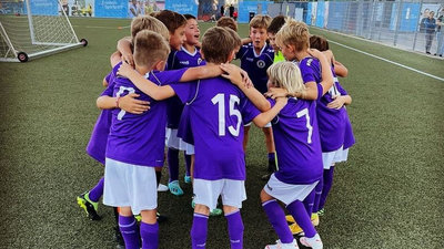 Die Austria Klagenfurt bietet allen Kids eine Fußballschule an.