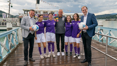 Bürgermeister Christian Scheider und Peter Pacult mit Spielerinnen der Austria-Frauen 
