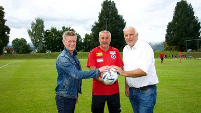 Austria-Coach Peter Pacult mit Landessportdirektor Arno Arthofer und Prof. Michael Seher